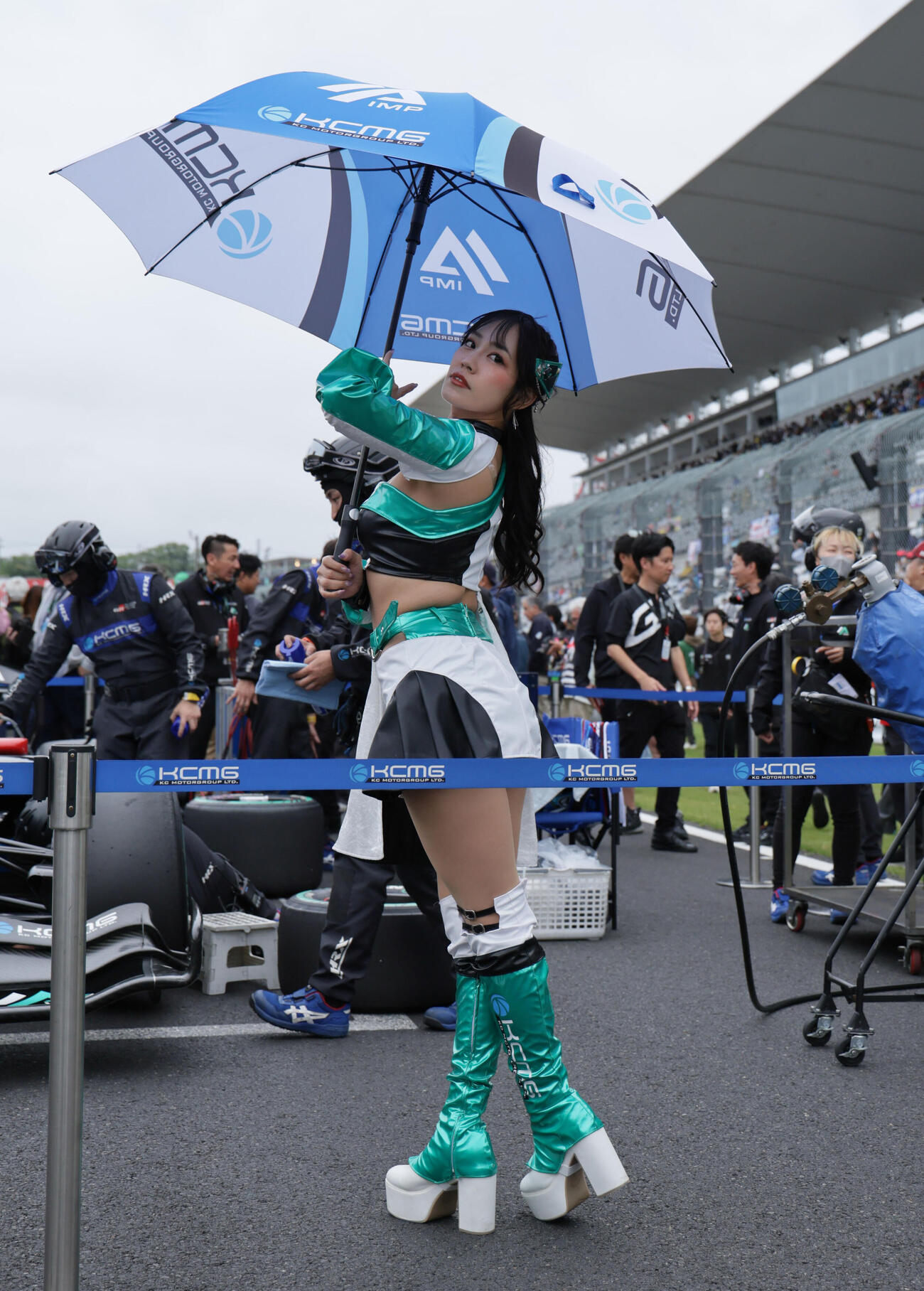 スーパーフォーミュラ第5戦のスターティンググリッドで笑顔を見せるチームスタッフ（撮影・宮崎幸一）