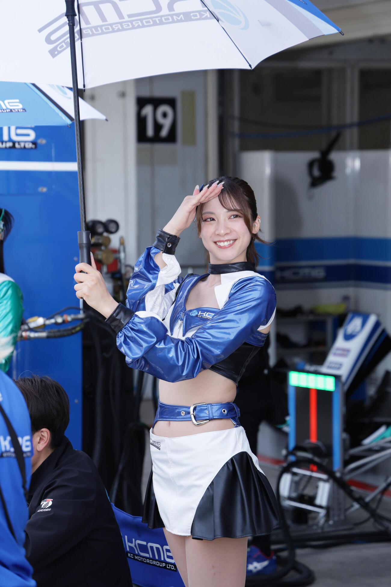 スーパーフォーミュラ第5戦のピットロードで笑顔を見せるチームスタッフ（撮影・宮崎幸一）