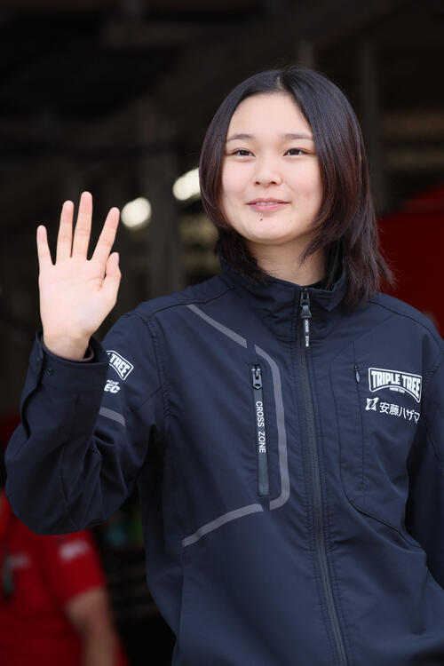 スーパーフォーミュラ第5戦の予選はマシントラブルで24番手スタートとなったHAZAMA ANDO Triple Tree RacingのJujuは、ピットウォークでファンと交流し笑顔を見せる(撮影・宮崎幸一)