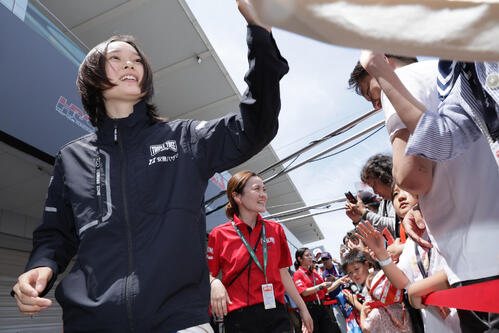 スーパーフォーミュラ第5戦の予選はマシントラブルで24番手スタートとなったHAZAMA ANDO Triple Tree RacingのJujuは、ピットウォークでファンと交流し笑顔を見せる(撮影・宮崎幸一)