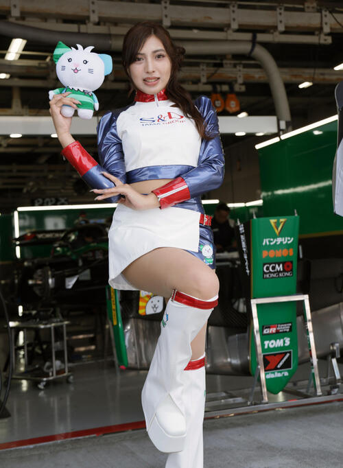 スーパーフォーミュラ第5戦のピットロードで笑顔を見せるチームスタッフ(撮影・宮崎幸一)