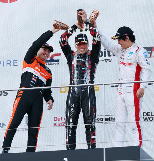 スーパーフォーミュラ第5戦を制したNTT docomo Business ROOKIEの福住仁嶺(中央)は、2位のTEAM MUGEN AUTOBACSの岩佐歩夢(左)、3位のDOCOMO TEAM DANDELION RACINGの太田格之進にシャンパンを浴びせられ、自らも頭から注いで嬉しさを表す(撮影・宮崎幸一)
