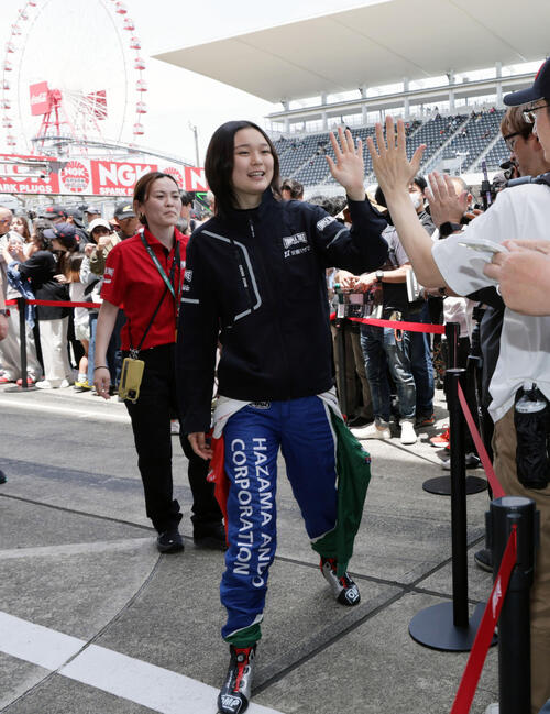 スーパーフォーミュラ第5戦の予選はマシントラブルで24番手スタートとなったHAZAMA ANDO Triple Tree RacingのJujuは、ピットウォークでファンと交流し笑顔を見せる(撮影・宮崎幸一)