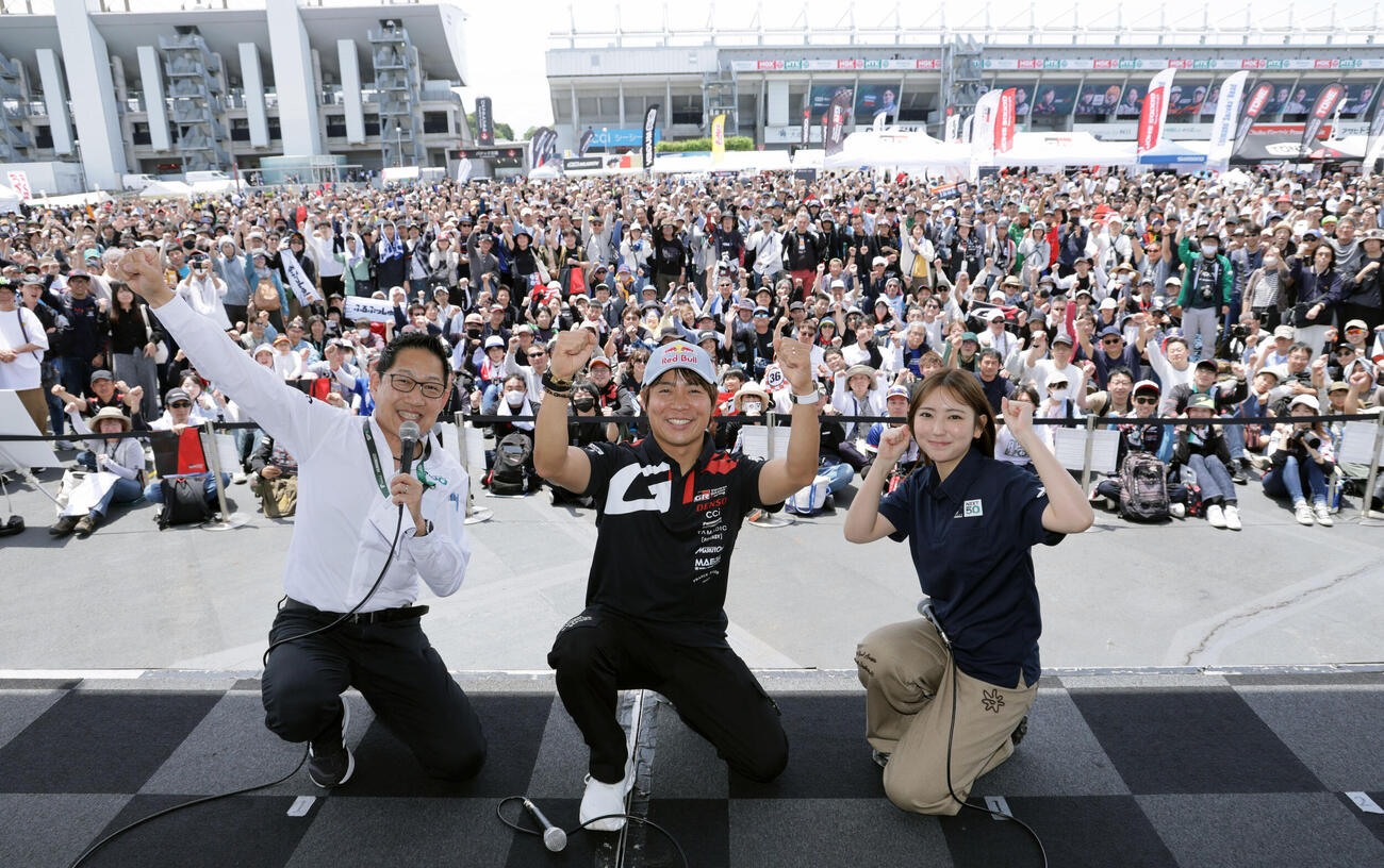 スーパーフォーミュラ第5戦に訪れた世界ラリー選手権で今季2連勝を挙げている勝田貴元は、トークショーで多くのファンの注目を浴びる（撮影・宮崎幸一）