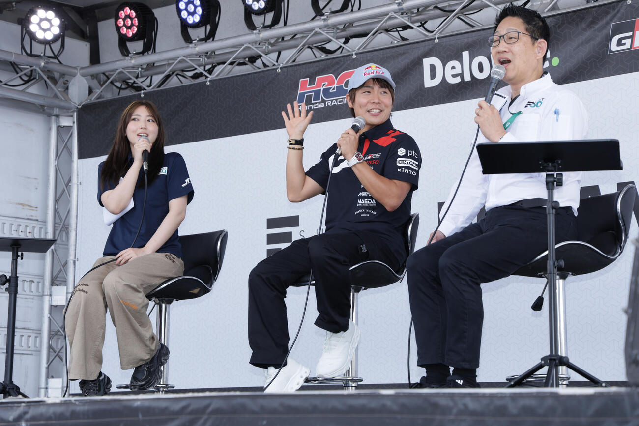 スーパーフォーミュラ第5戦に訪れた世界ラリー選手権で今季2連勝を挙げている勝田貴元は、トークショーで多くのファンの注目を浴びる（撮影・宮崎幸一）