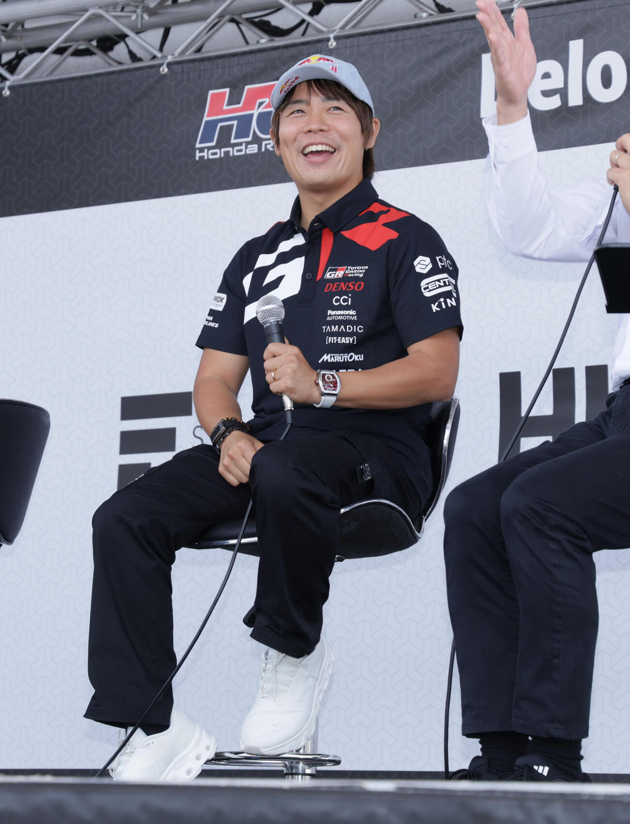 スーパーフォーミュラ第5戦に訪れた世界ラリー選手権で今季2連勝を挙げている勝田貴元は、トークショーで多くのファンの注目を浴びる（撮影・宮崎幸一）