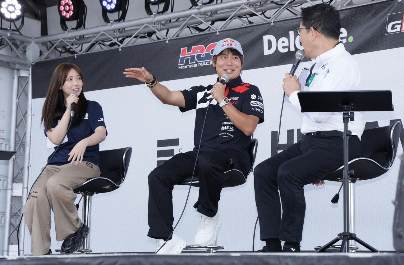 スーパーフォーミュラ第5戦に訪れた世界ラリー選手権で今季2連勝を挙げている勝田貴元は、トークショーで多くのファンの注目を浴びる（撮影・宮崎幸一）