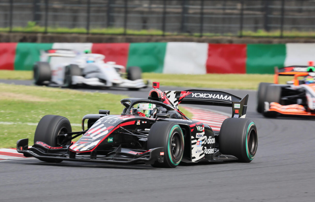 スーパーフォーミュラ第5戦を制したNTT docomo Business ROOKIEの福住仁嶺。後方右は2位のTEAM MUGEN AUTOBACSの岩佐歩夢、同左は3位のDOCOMO TEAM DANDELION RACINGの太田格之進（撮影・宮崎幸一）