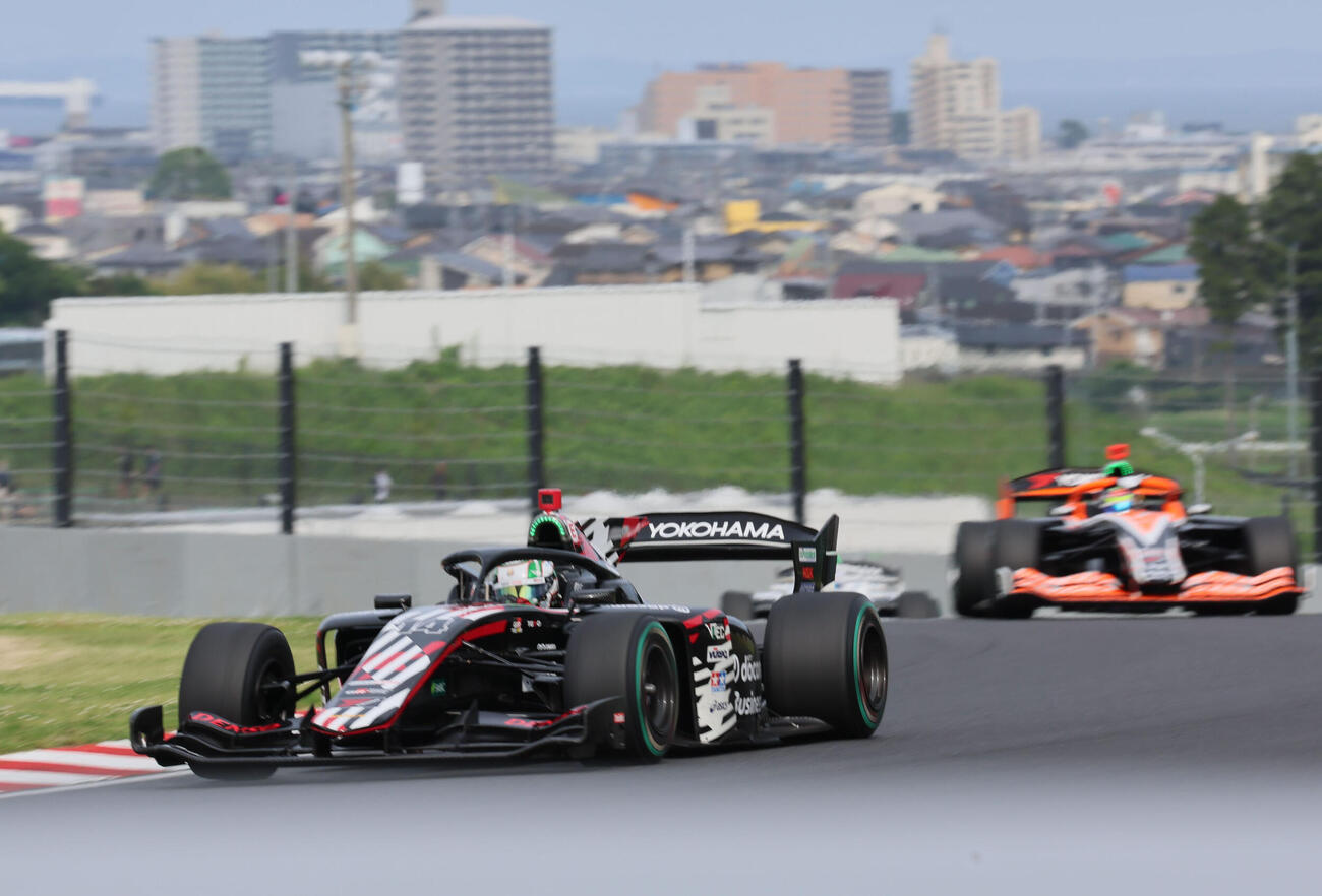 スーパーフォーミュラ第5戦を制したNTT docomo Business ROOKIEの福住仁嶺。後方は2位のTEAM MUGEN AUTOBACSの岩佐歩夢（撮影・宮崎幸一）