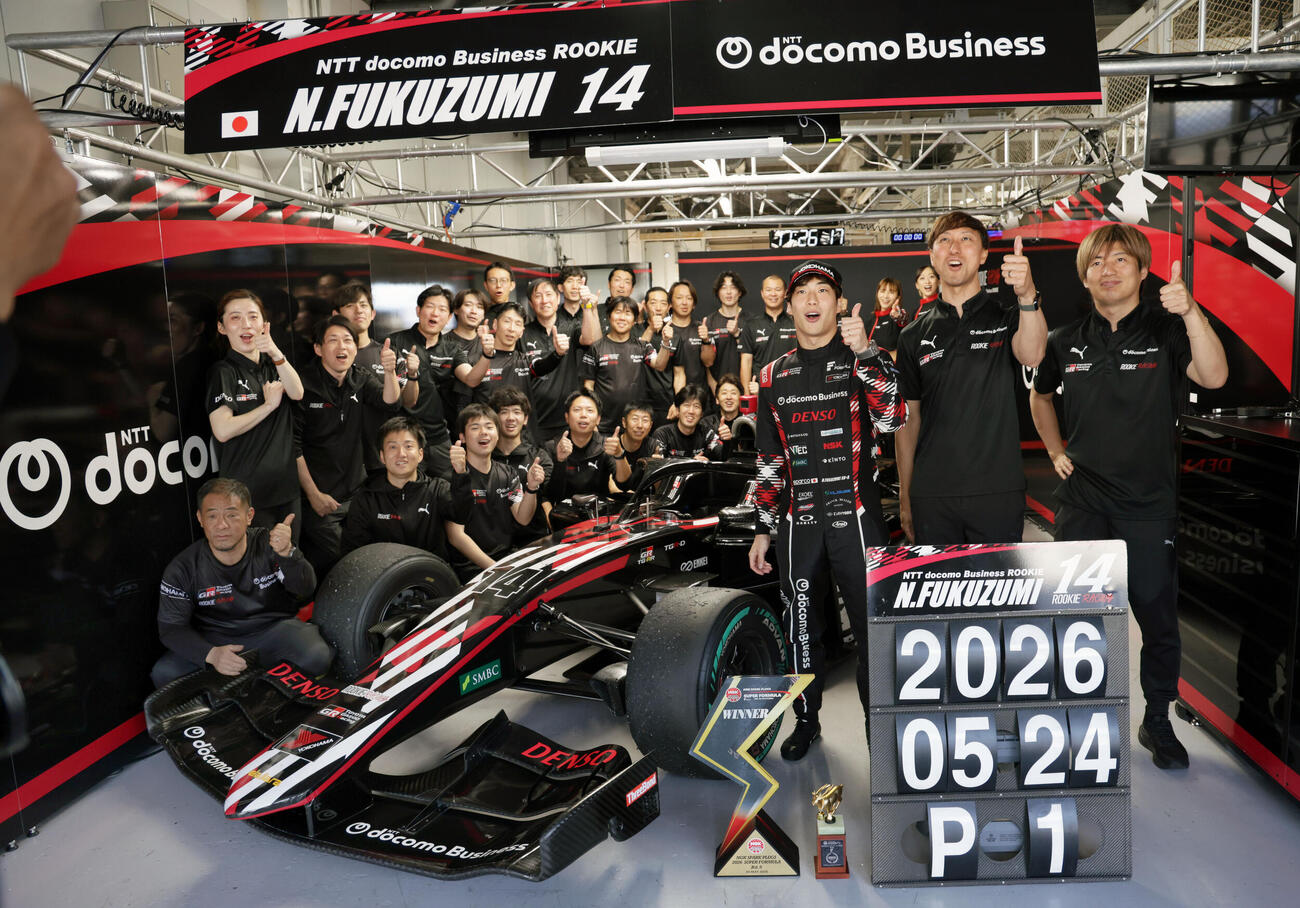 スーパーフォーミュラ第5戦　福住仁嶺（右から3人目）の勝利でチーム初勝利を挙げたNTT docomo Business ROOKIEは石浦宏明監督（同2人目）と記念撮影する（撮影・宮崎幸一）