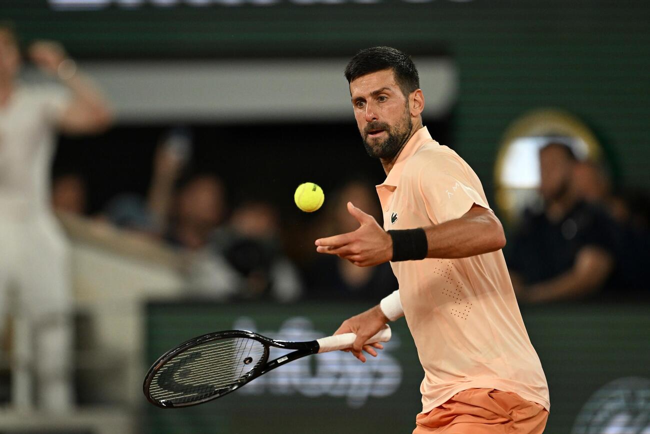 全仏オープン1回戦でプレーするジョコビッチ（AP）