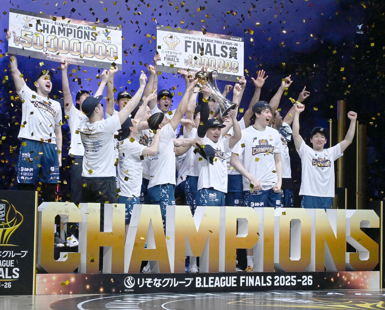 バスケBリーグ決勝第3戦　　長崎対琉球　琉球を下し、初のBリーグチャンピオンを決めトロフィーを掲げ喜ぶ長崎の狩俣昌也（前列中央）ら選手たち（撮影・千葉一成）＝2026年5月26日