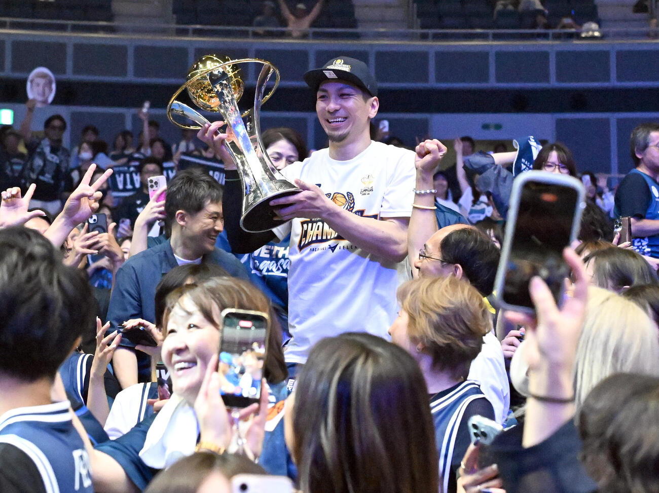バスケBリーグ決勝第3戦　　長崎対琉球　初のBリーグチャンピオンを決めトロフィーを手に客席のファンと喜ぶ長崎の狩俣昌也（撮影・千葉一成）＝2026年5月26日