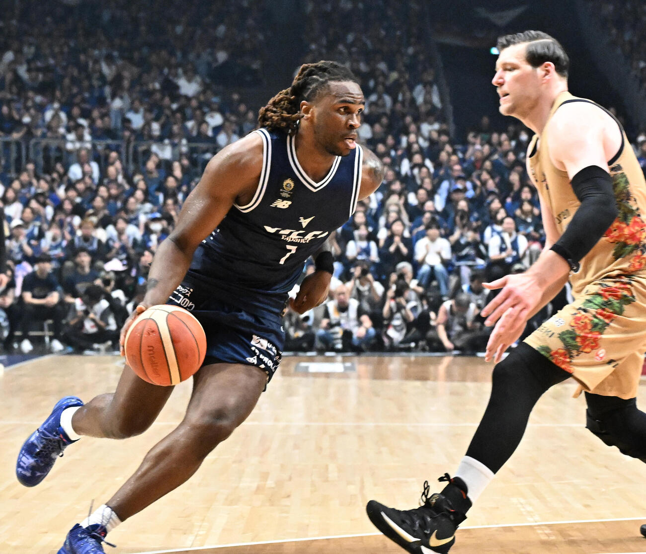 バスケBリーグ決勝第3戦　　長崎対琉球　第4Q、ドリブルで攻め込む長崎のスタンリー・ジョンソン（撮影・千葉一成）＝2026年5月26日