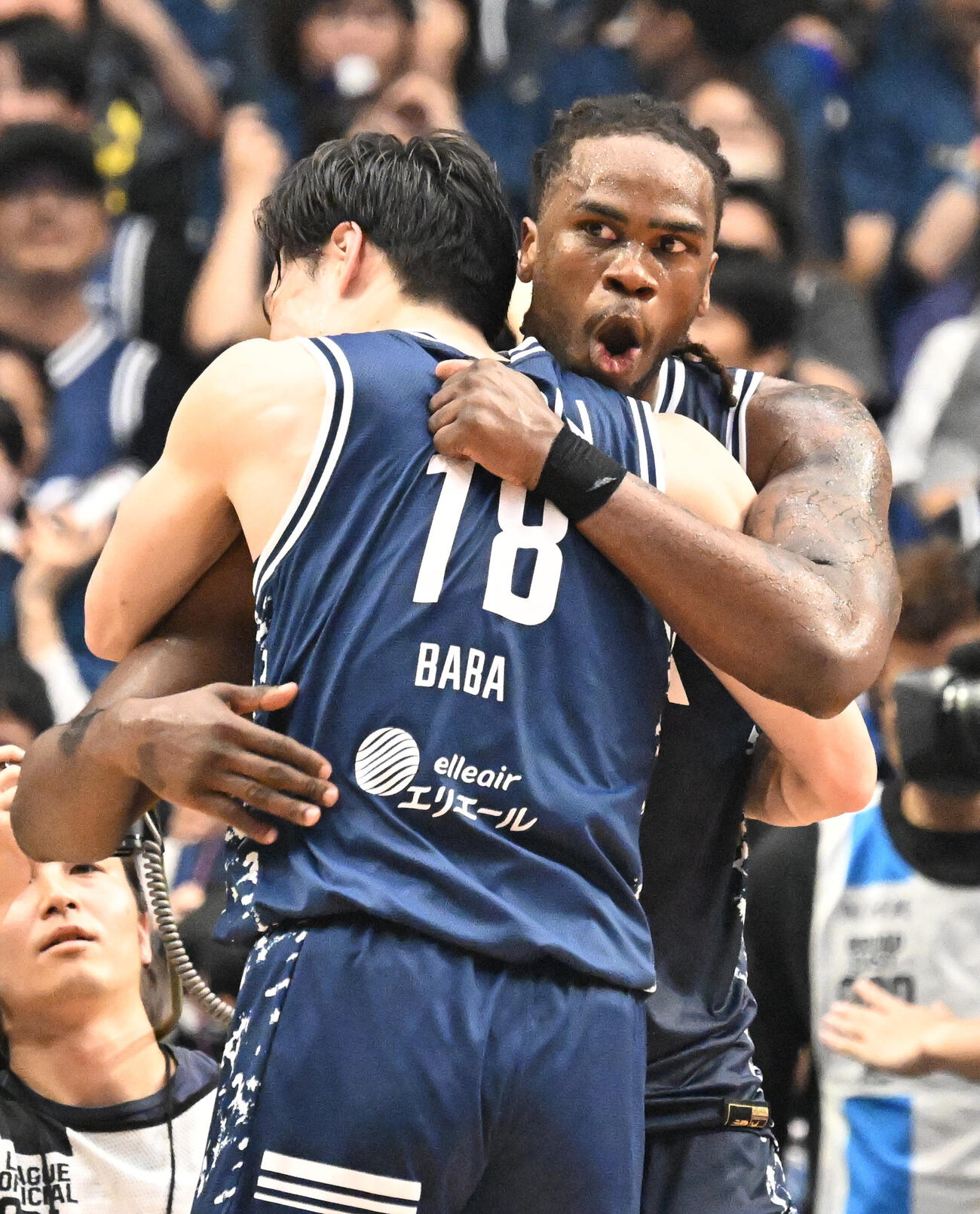 バスケBリーグ決勝第3戦　　長崎対琉球　Bリーグ初チャンピオンを決め、馬場雄大と喜ぶスタンリー・ジョンソン（撮影・千葉一成）＝2026年5月26日