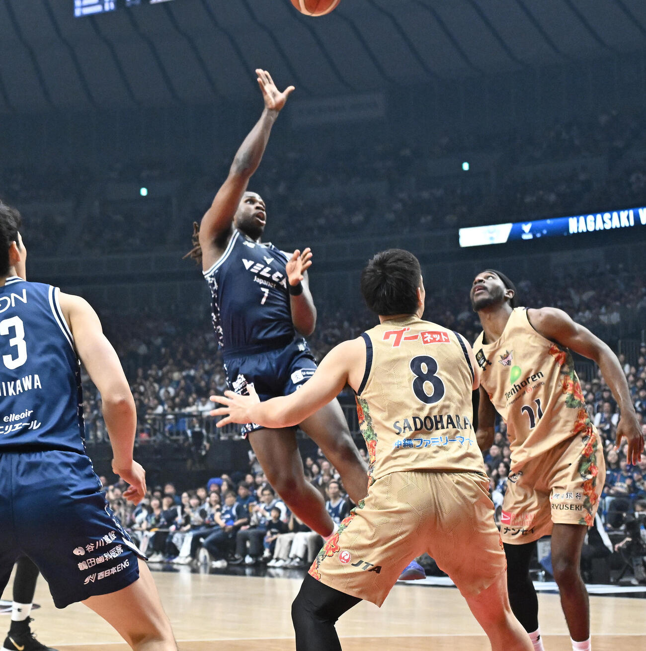 バスケBリーグ決勝第3戦　　長崎対琉球　第3Q、シュートを決める長崎のジャレル・ブラントリー（撮影・千葉一成）