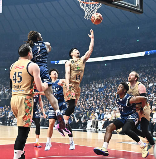 バスケBリーグ決勝第3戦 長崎対琉球 第1Q、シュートを決める琉球の岸本隆一(撮影・千葉一成)