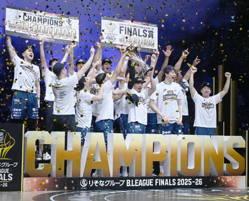 バスケBリーグ決勝第3戦 長崎対琉球 琉球を下し、初のBリーグチャンピオンを決めトロフィーを掲げ喜ぶ長崎の狩俣昌也(前列中央)ら選手たち(撮影・千葉一成)=2026年5月26日