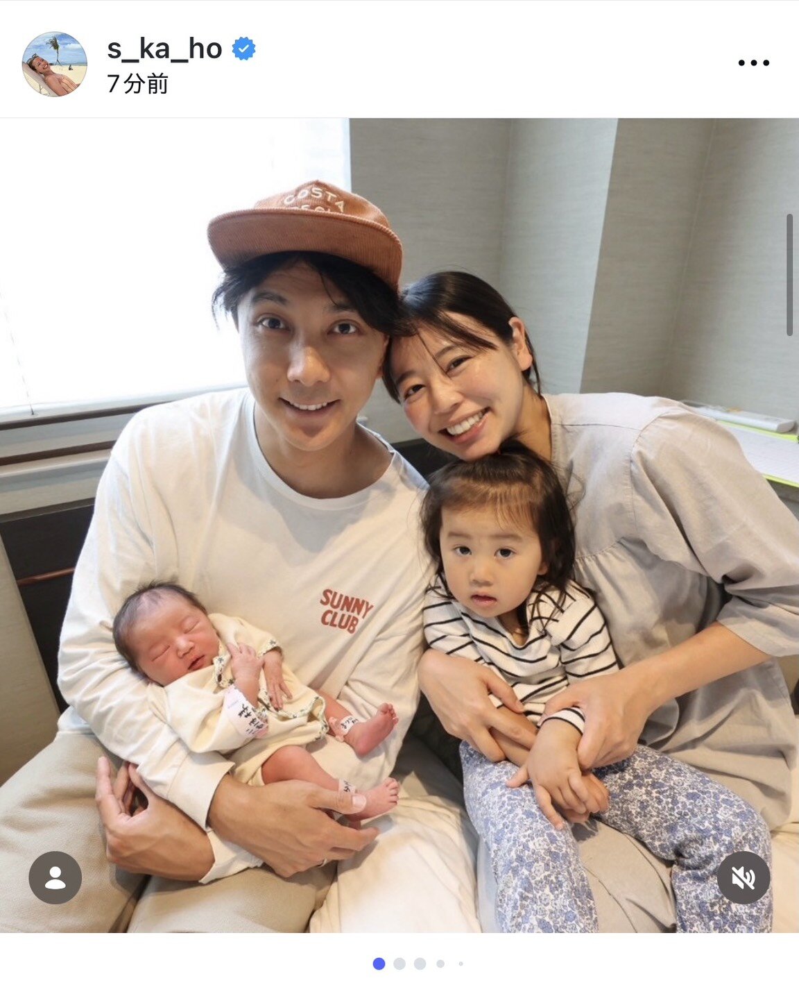 生まれたばかりの第2子を抱っこ（坂口佳穂のインスタグラムから）