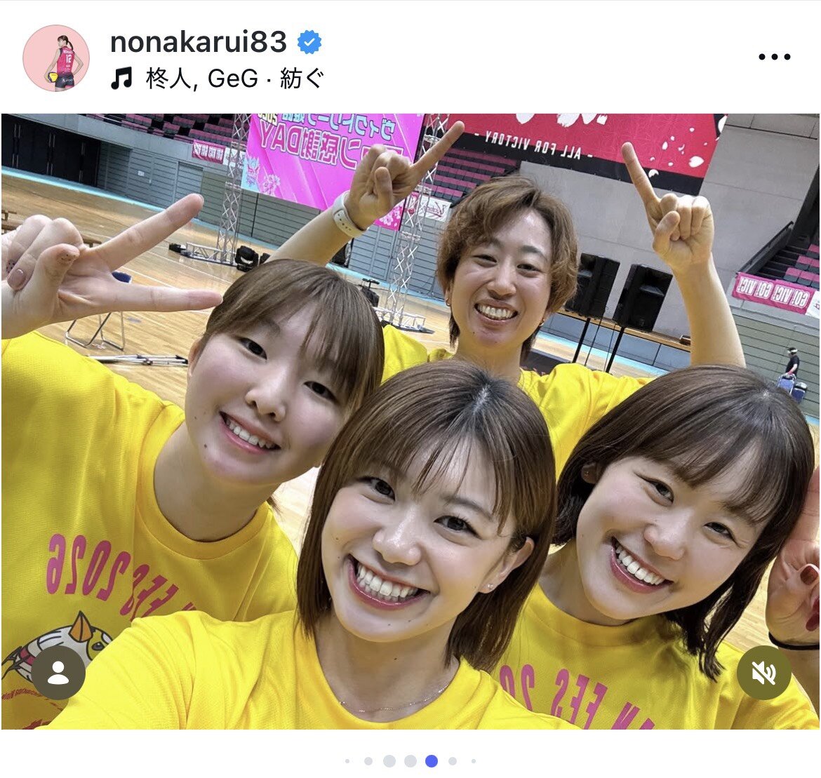 インスタグラムで公開した最新ヘアが話題となっている野中瑠衣（手前）