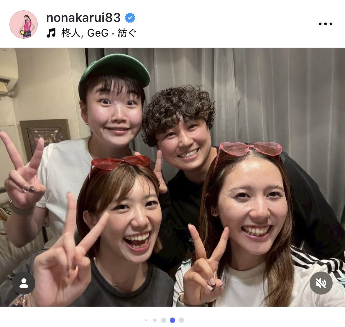 インスタグラムで公開した最新ヘアが話題となっている野中瑠衣（手前左）