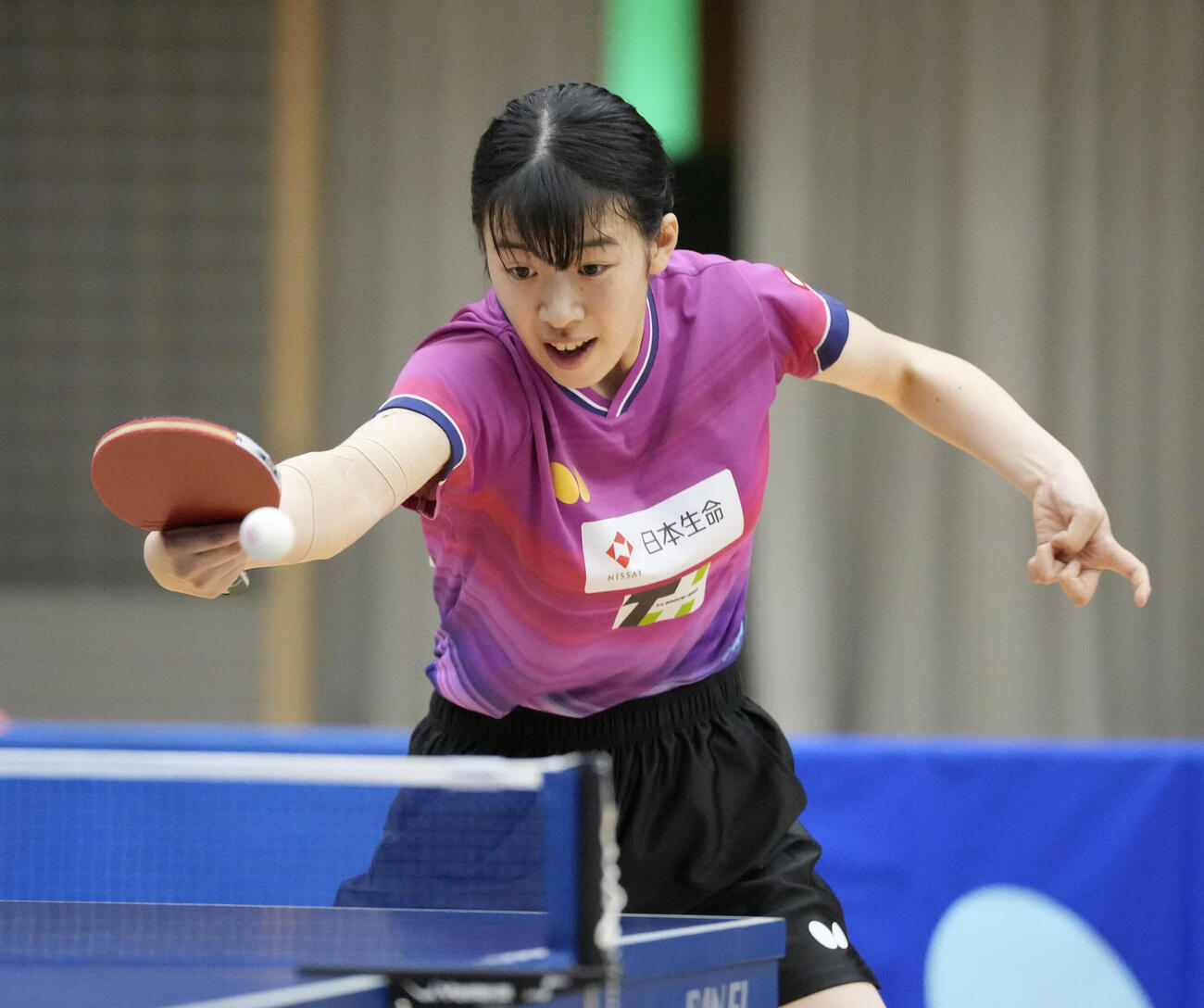 卓球アジア選手権代表選考会第1日　女子シングルス　面手凛対面田采巳　第3セット、打ち返す面手凛（撮影・小島史椰）＝2026年5月26日