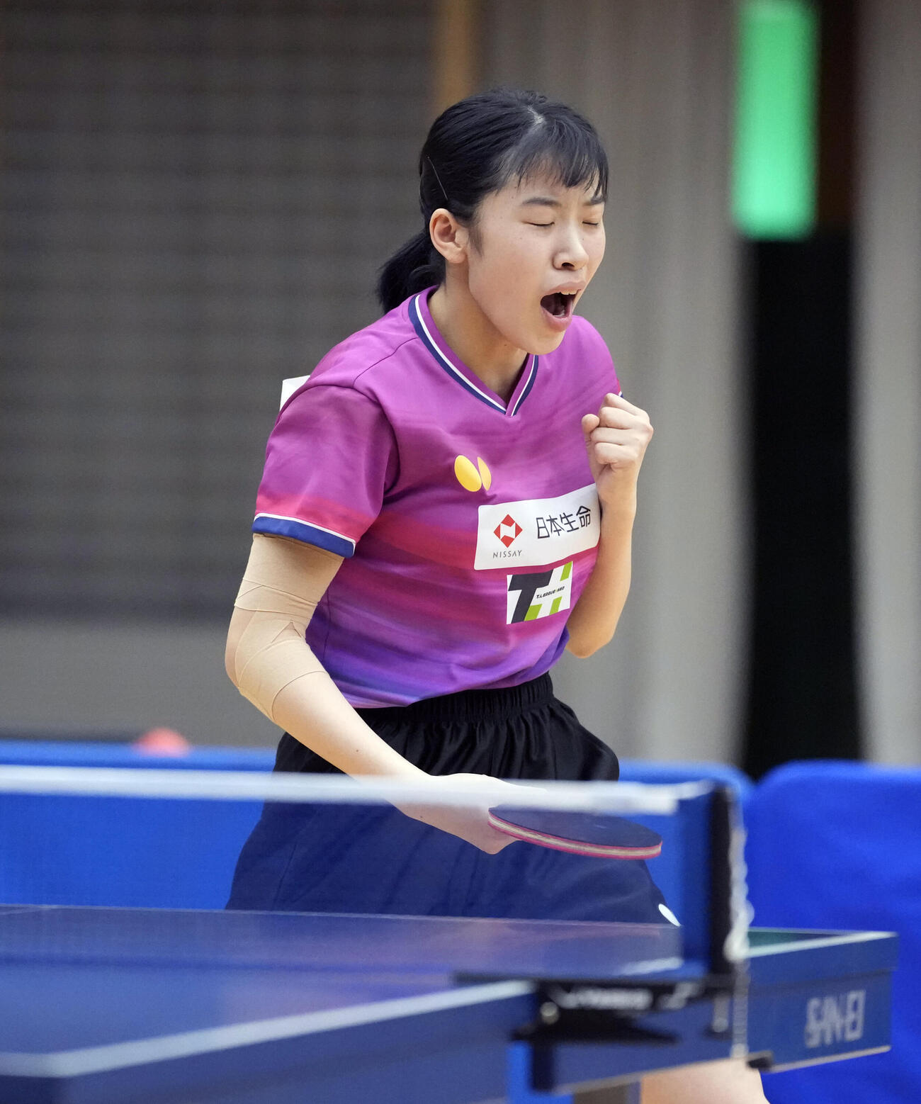 卓球アジア選手権代表選考会第1日　女子シングルス　面手凛対面田采巳　第3セット、ポイントを奪いガッツポーズをする面手凛（撮影・小島史椰）＝2026年5月26日