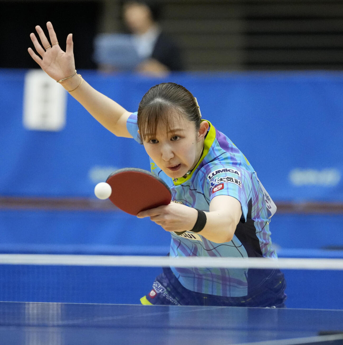 卓球アジア選手権代表選考会第1日　女子シングルス　伊藤友杏対早田ひな　第3セット、打ち返す早田ひな（撮影・小島史椰）＝2026年5月26日