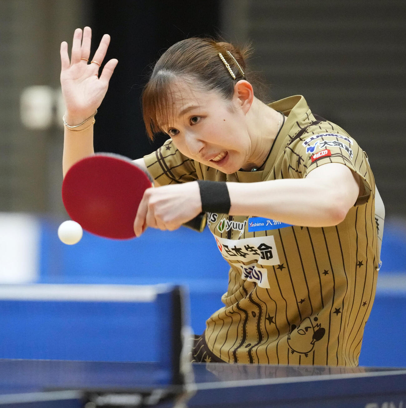 卓球アジア選手権代表選考会第1日　女子シングルス　岩見香蓮対早田ひな　第2セット、打ち返す早田ひな（撮影・小島史椰）＝2026年5月26日