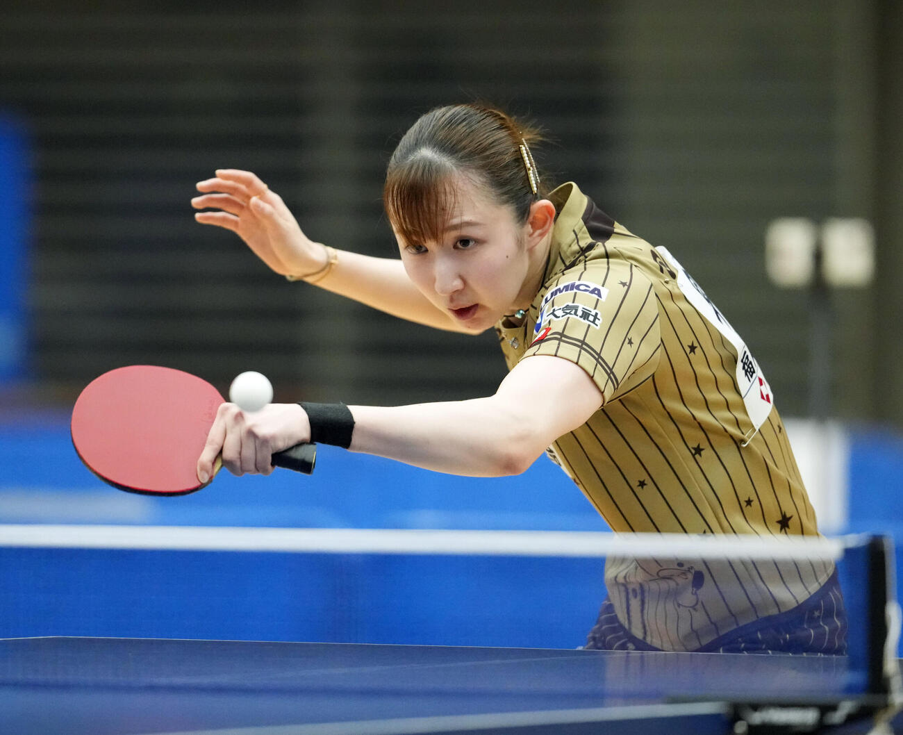 卓球アジア選手権代表選考会第1日　女子シングルス　岩見香蓮対早田ひな　第2セット、打ち返す早田ひな（撮影・小島史椰）＝2026年5月26日