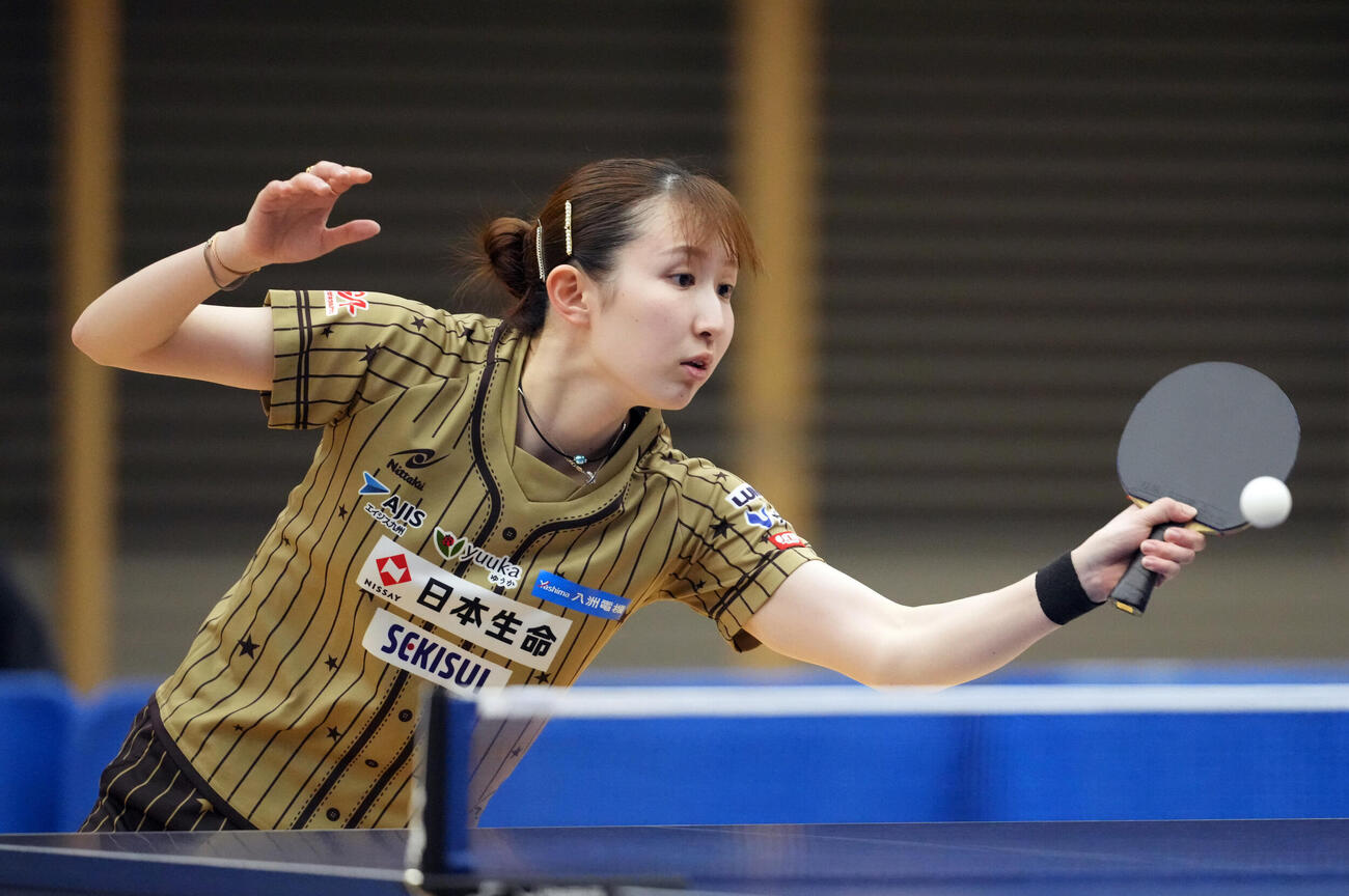卓球アジア選手権代表選考会第1日　女子シングルス　岩見香蓮対早田ひな　第2セット、打ち返す早田ひな（撮影・小島史椰）＝2026年5月26日