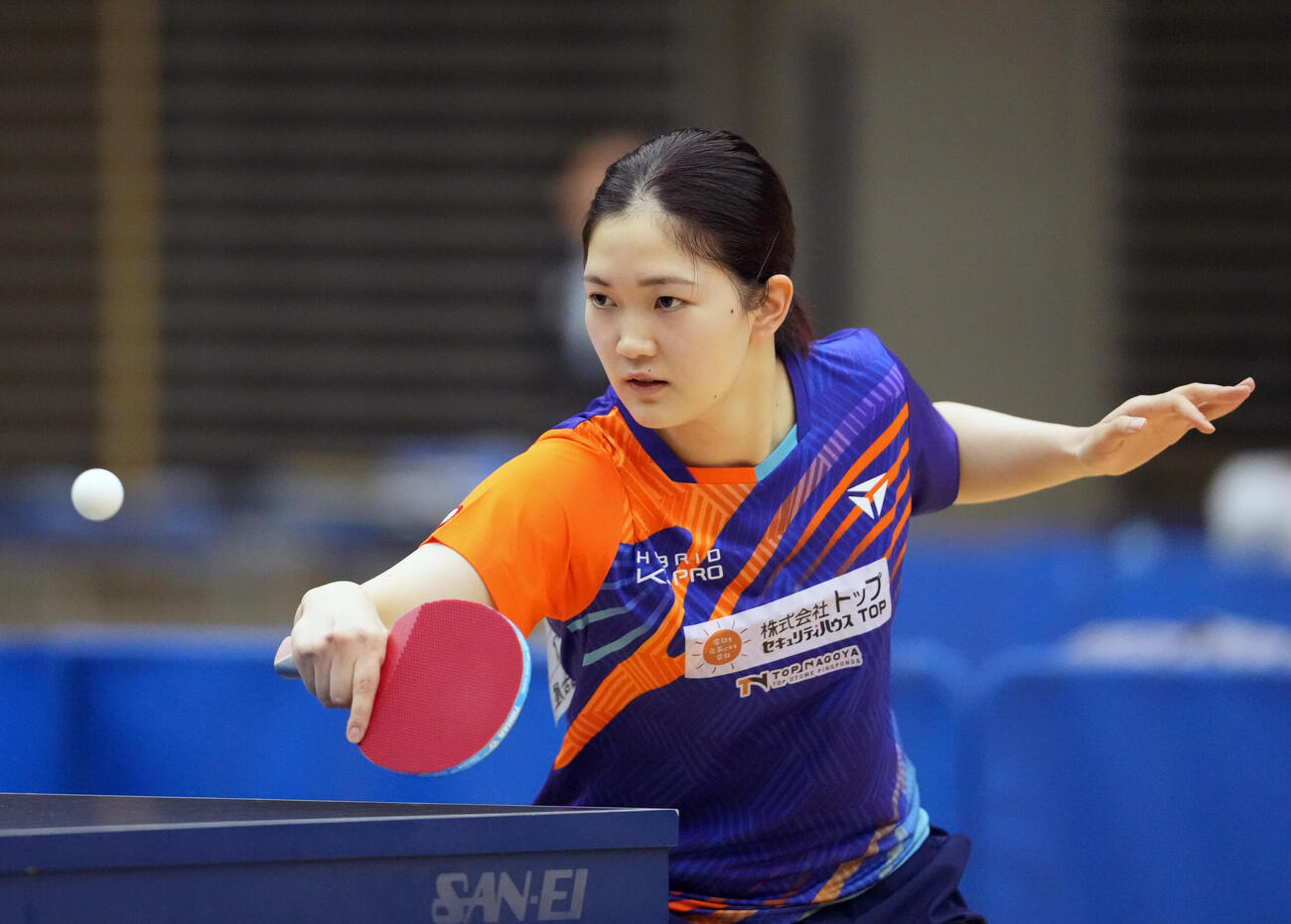 卓球アジア選手権代表選考会第1日　女子シングルス　平野美宇対木原美悠　第1セット、打ち返す木原美悠（撮影・小島史椰）