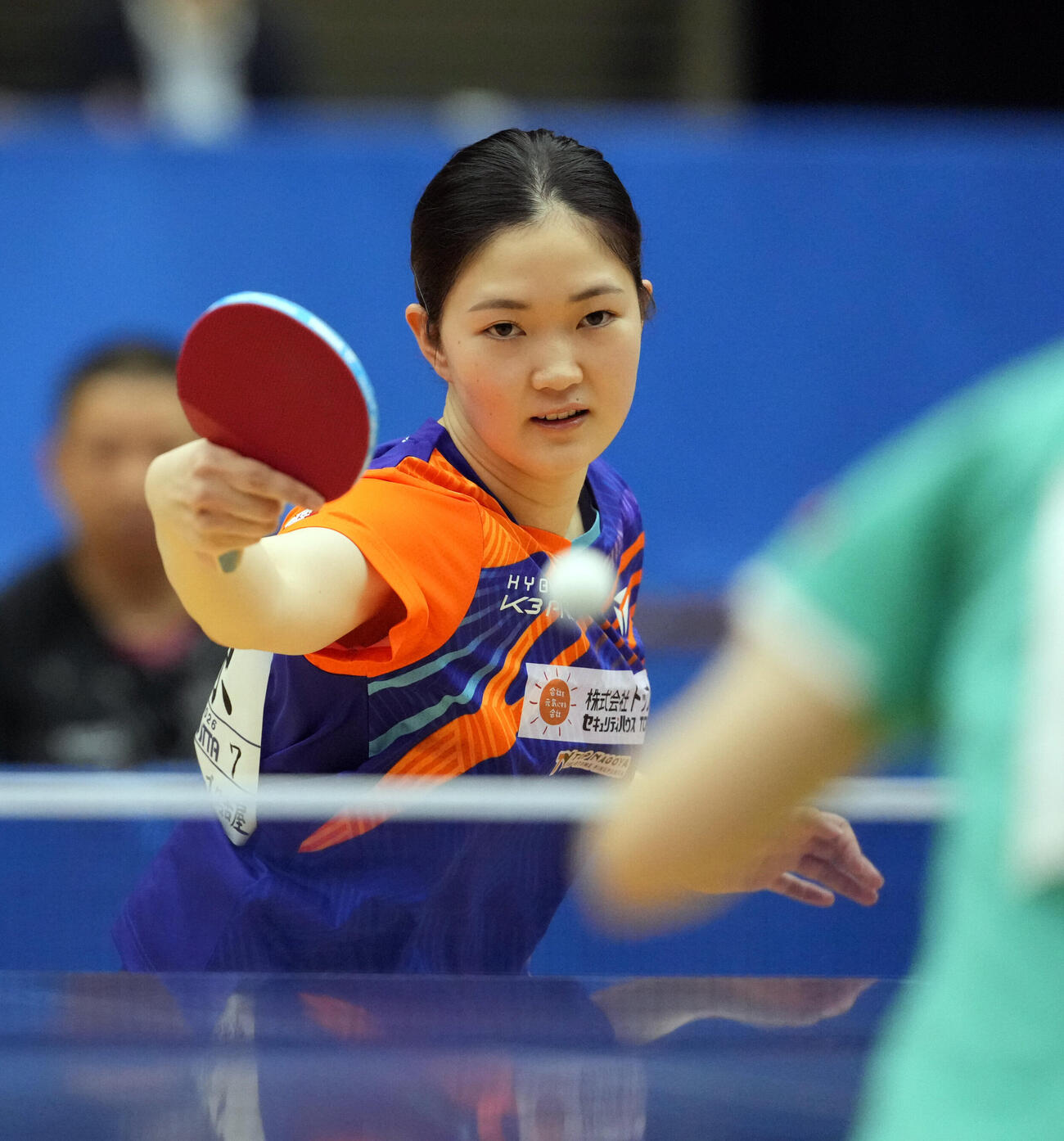 卓球アジア選手権代表選考会第1日　女子シングルス　平野美宇対木原美悠　第1セット、打ち返す木原美悠（撮影・小島史椰）