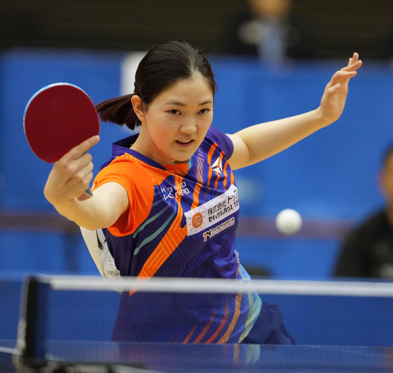 卓球アジア選手権代表選考会第1日　女子シングルス　平野美宇対木原美悠　第1セット、打ち返す木原美悠（撮影・小島史椰）
