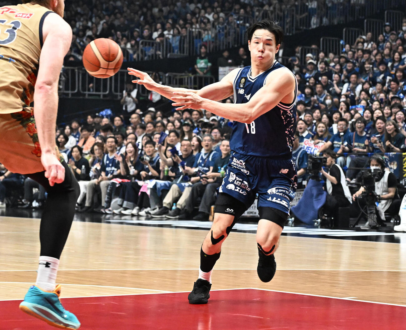 バスケBリーグ決勝第3戦　　長崎対琉球　第4Q、パスを出す長崎の馬場雄大（撮影・千葉一成）＝2026年5月26日