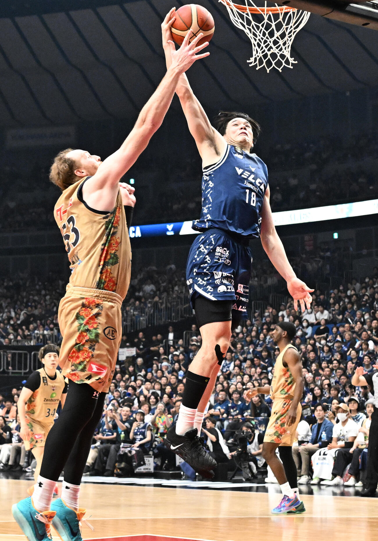 バスケBリーグ決勝第3戦　　長崎対琉球　第4Q、シュートを放つ長崎の馬場雄大（右）（撮影・千葉一成）＝2026年5月26日