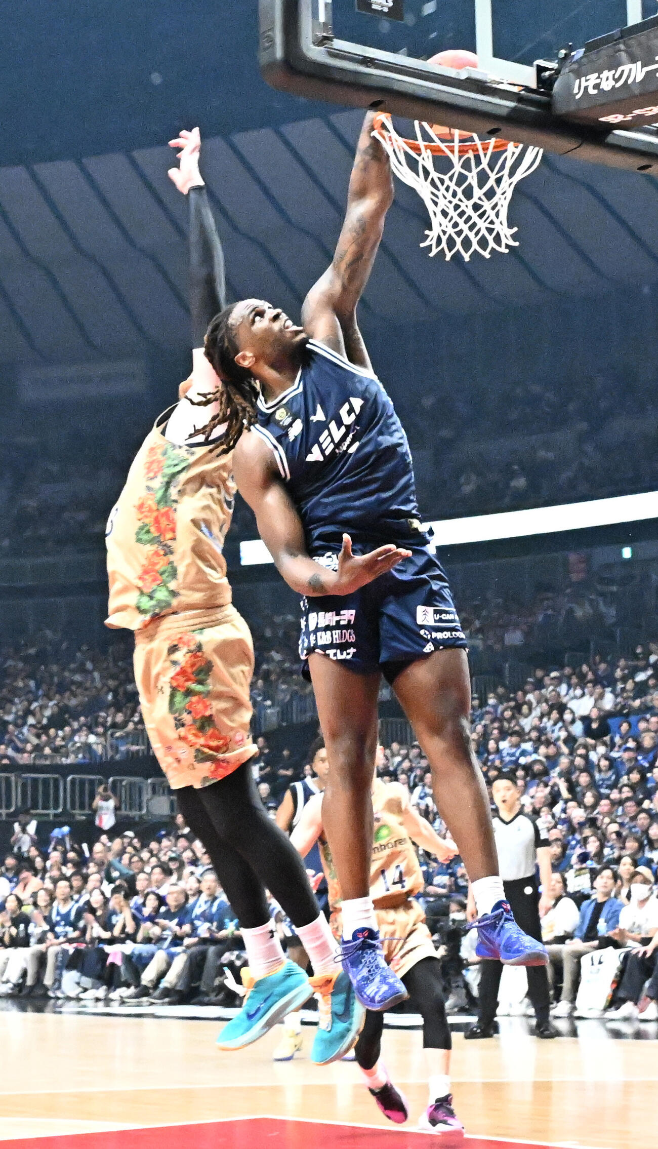 バスケBリーグ決勝第3戦　　長崎対琉球　第4Q、シュートを決める長崎のスタンリー・ジョンソン（撮影・千葉一成）＝2026年5月26日