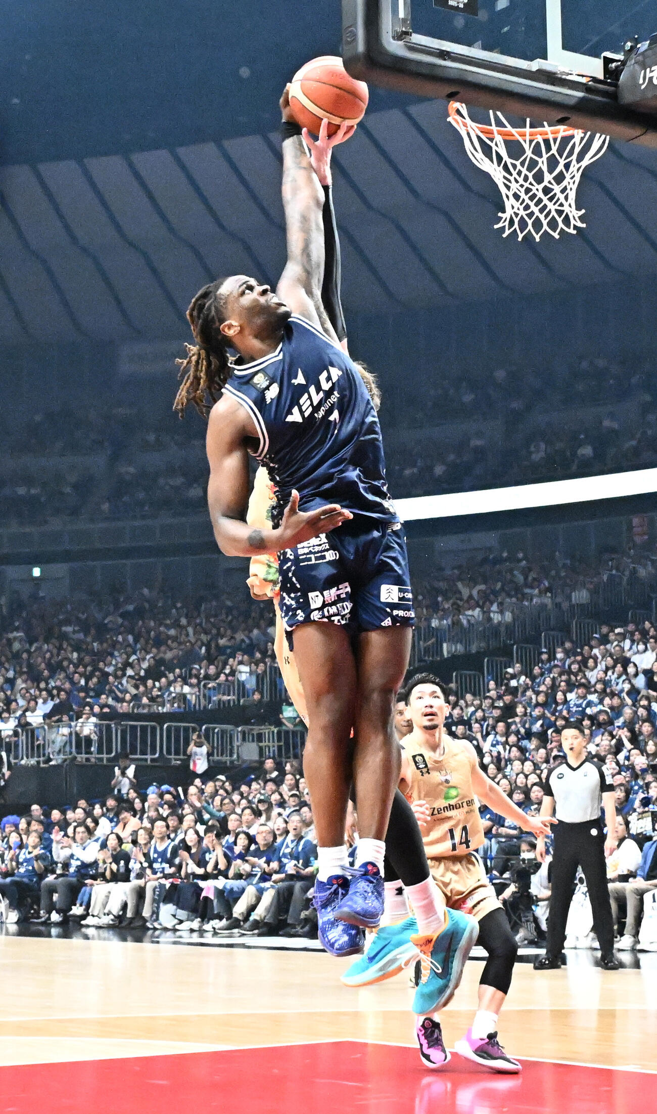 バスケBリーグ決勝第3戦　　長崎対琉球　第4Q、シュートを決める長崎のスタンリー・ジョンソン（撮影・千葉一成）＝2026年5月26日