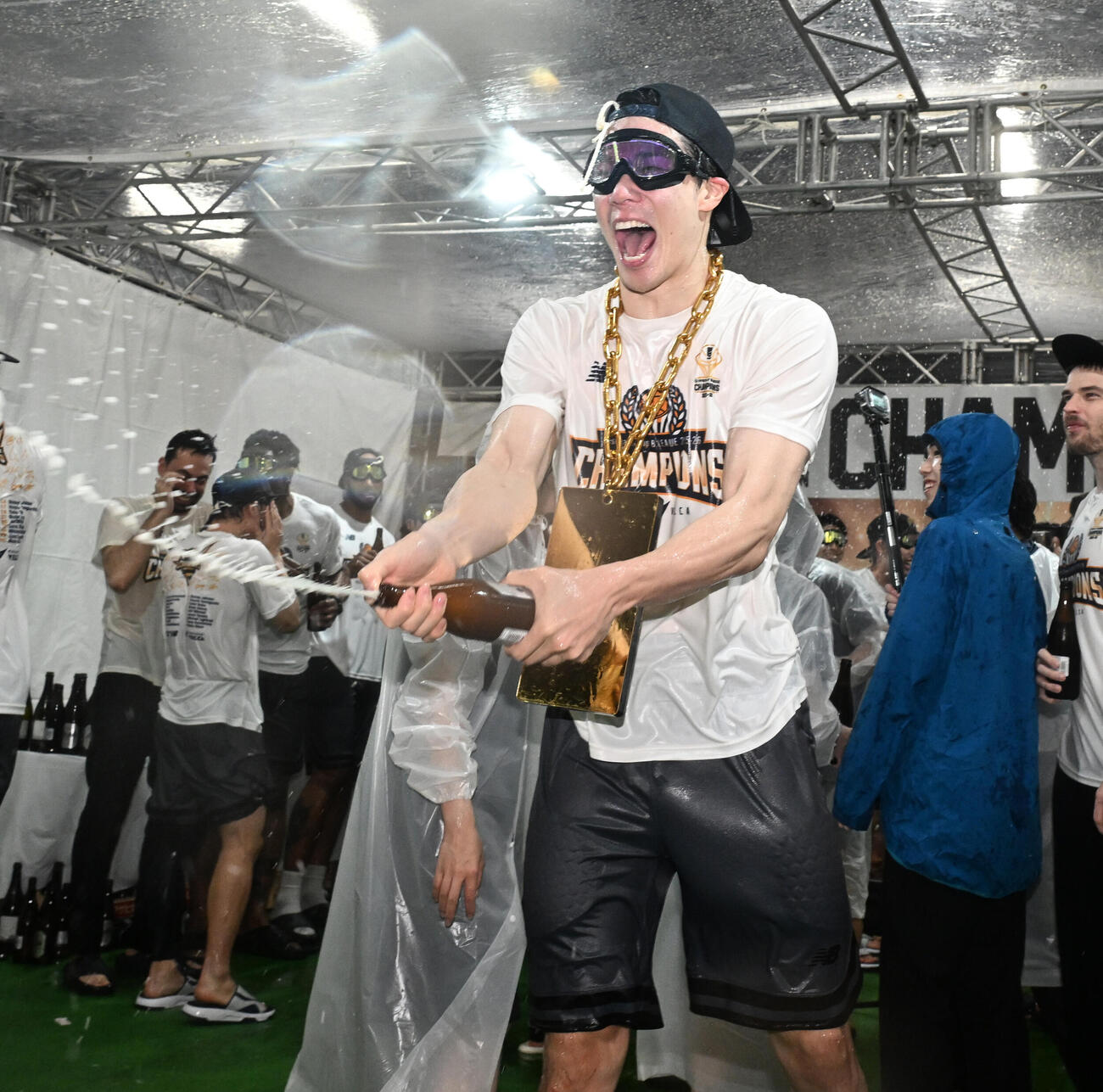 バスケBリーグ決勝第3戦　　長崎対琉球　祝勝会でビールを掛け合う長崎の馬場雄大（撮影・千葉一成）＝2026年5月26日