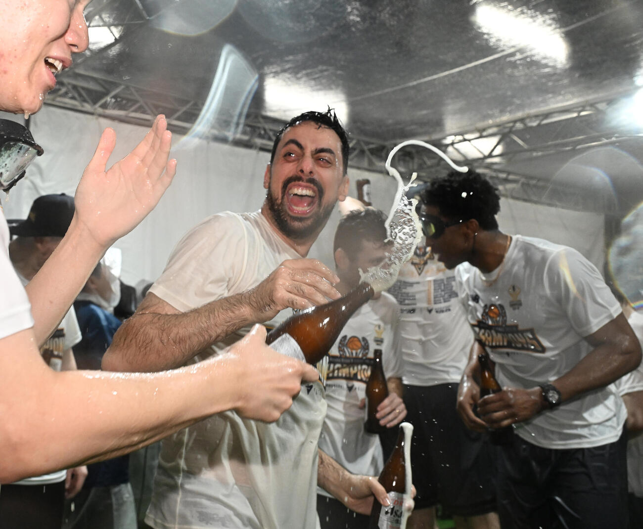 バスケBリーグ決勝第3戦　　長崎対琉球　祝勝会でビールを掛け合う長崎のモーディ・マオール監督ら（撮影・千葉一成）＝2026年5月26日
