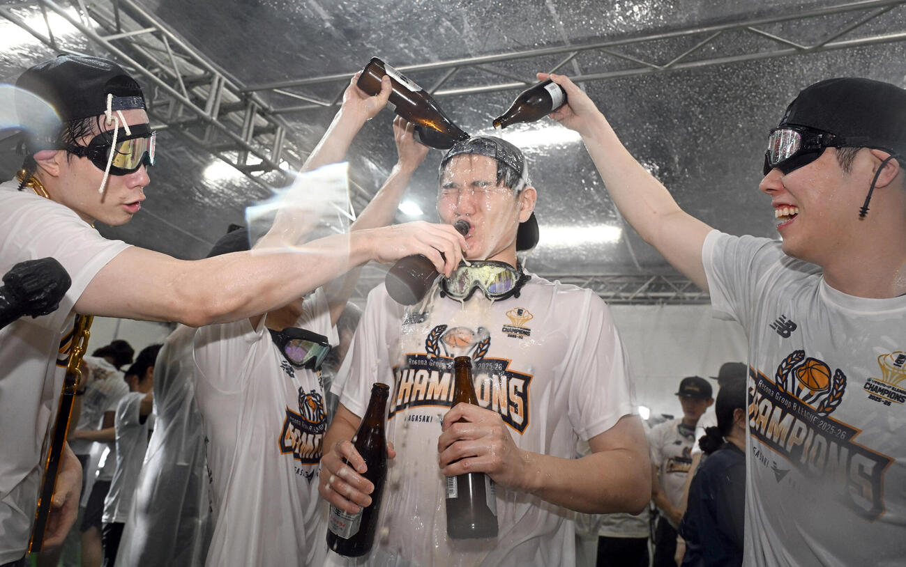 バスケBリーグ決勝第3戦　　祝勝会のビールを掛けで馬場雄大（左）らにビールを浴びせられる松本健児リオン（中央）（撮影・千葉一成）＝2026年5月26日