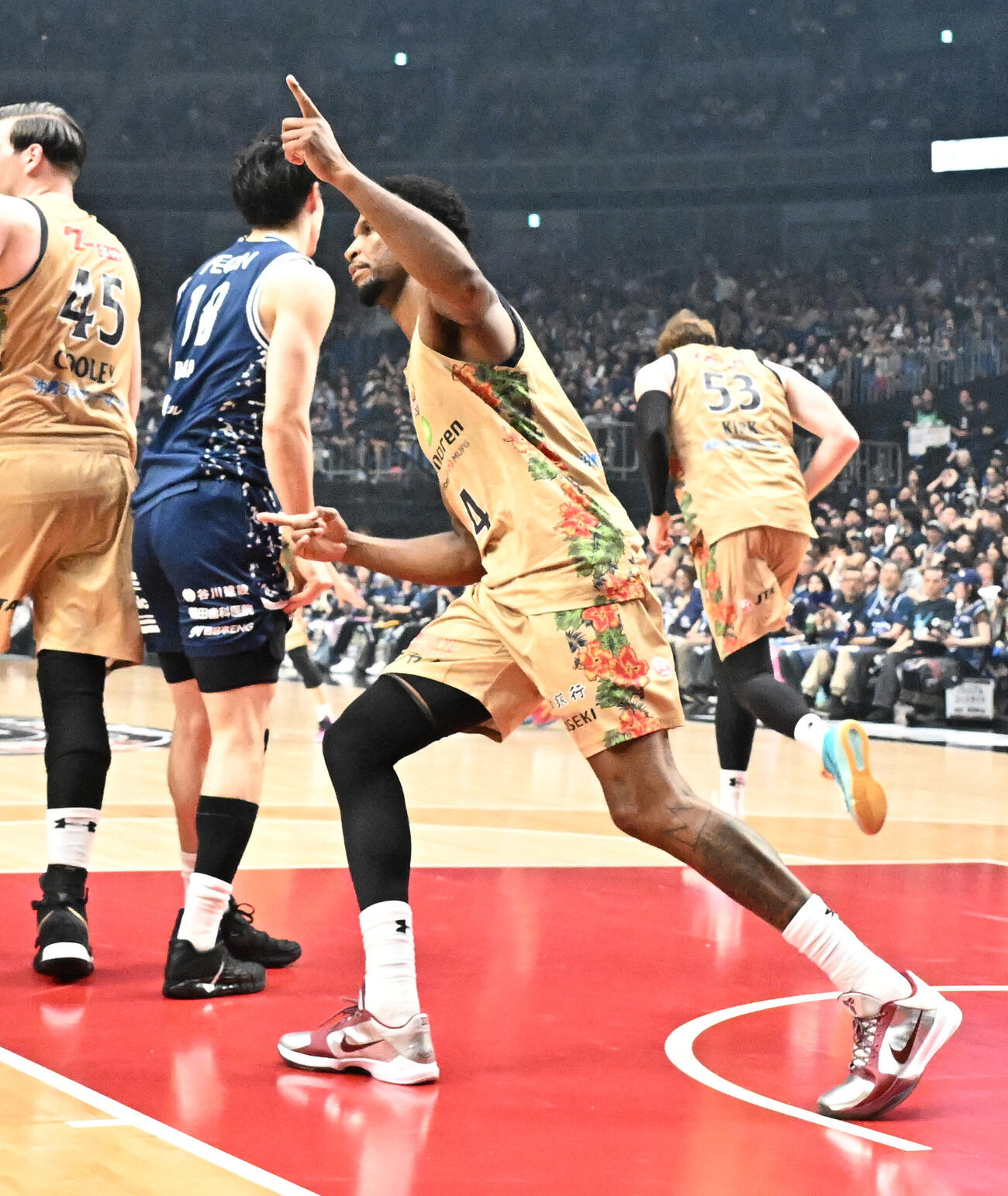 バスケBリーグ決勝第3戦　　長崎対琉球　第2Q、シュートを決め、人差し指を突き上げる琉球のヴィック・ロー（撮影・千葉一成）