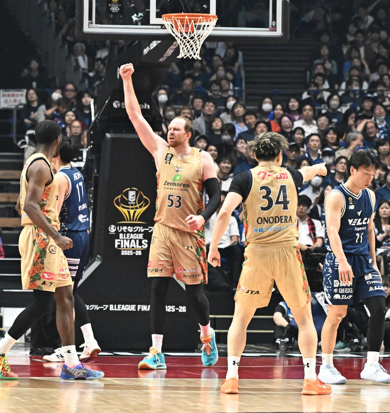 バスケBリーグ決勝第3戦　　長崎対琉球　第3Q、シュートを決め、ガッツポーズする琉球のアレックス・カーク（撮影・千葉一成）＝2026年5月26日