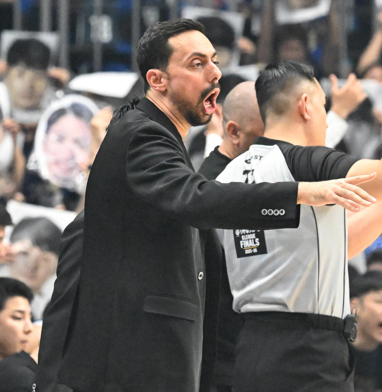 バスケBリーグ決勝第3戦　　長崎対琉球　第4Q、コートの選手を鼓舞する長崎のモーディ・マオール監督（撮影・千葉一成）＝2026年5月26日