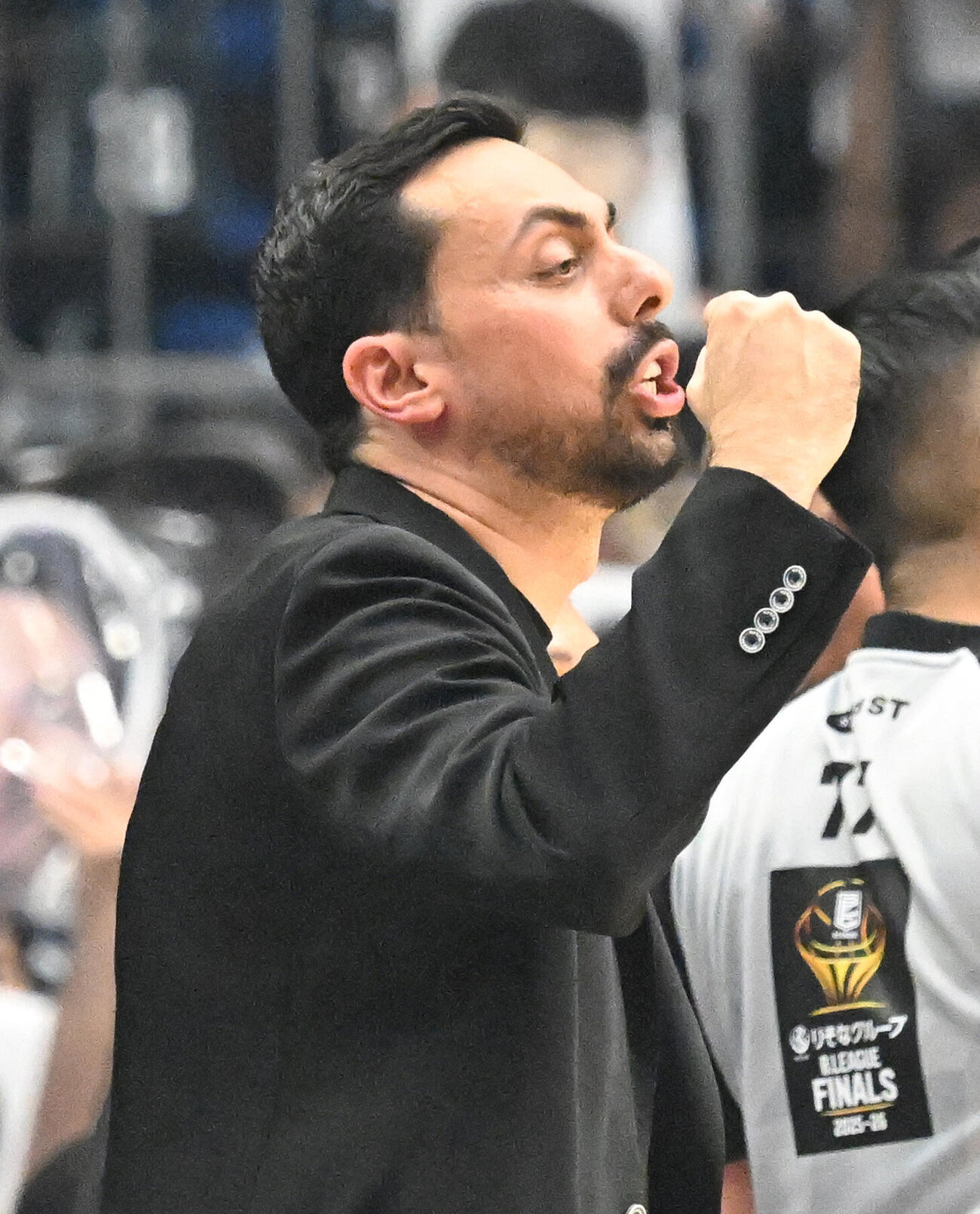 バスケBリーグ決勝第3戦　　長崎対琉球　第4Q、コートの選手を鼓舞する長崎のモーディ・マオール監督（撮影・千葉一成）＝2026年5月26日
