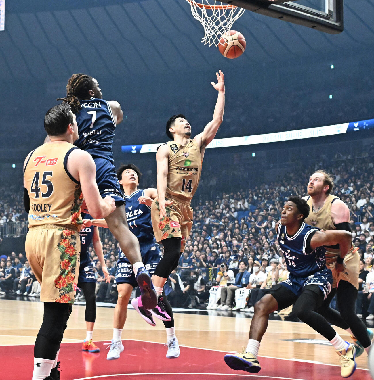 バスケBリーグ決勝第3戦　　長崎対琉球　第1Q、シュートを決める琉球の岸本隆一（撮影・千葉一成）