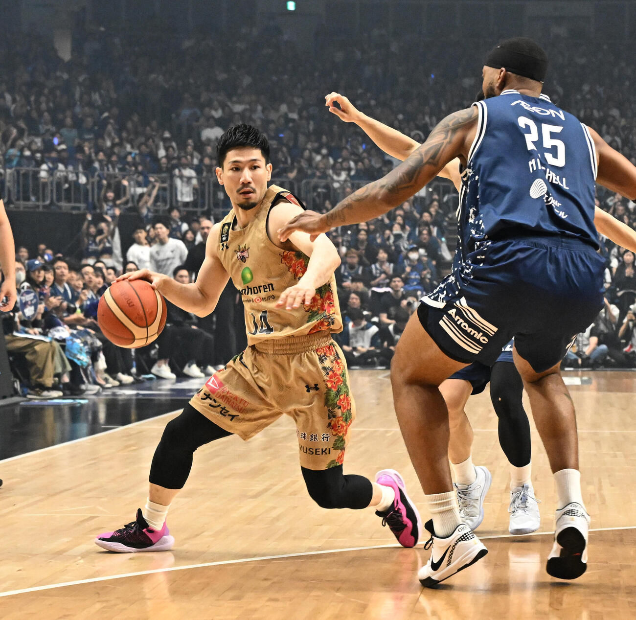 バスケBリーグ決勝第3戦　　長崎対琉球　第1Q、ドリブルで攻め込む琉球の岸本隆一（撮影・千葉一成）