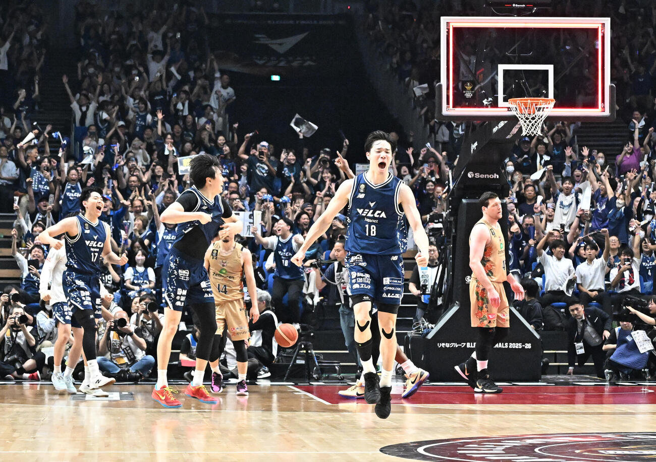 バスケBリーグ決勝第3戦　　長崎対琉球　琉球を下し優勝を決め喜ぶ長崎の馬場雄大（18）ら（撮影・千葉一成）