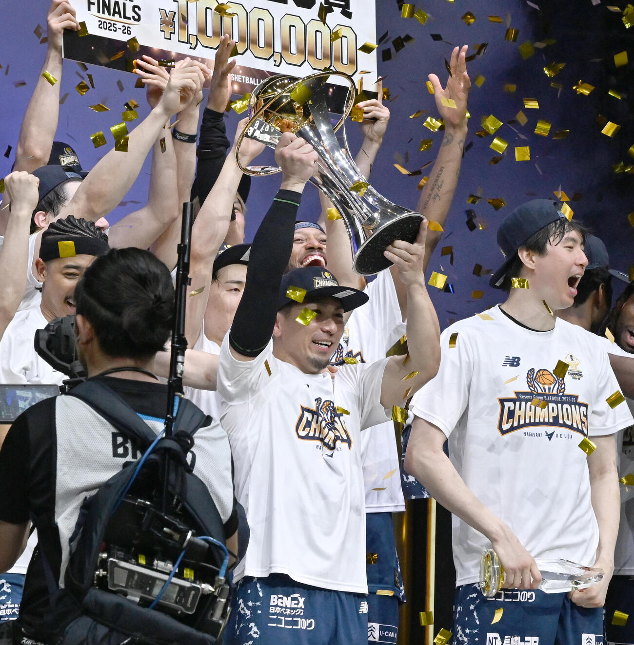 バスケBリーグ決勝第3戦　　長崎対琉球　琉球を下し、初のBリーグチャンピオンを決めトロフィーを掲げ喜ぶ長崎の狩俣昌也（前列中央）ら（撮影・千葉一成）＝2026年5月26日
