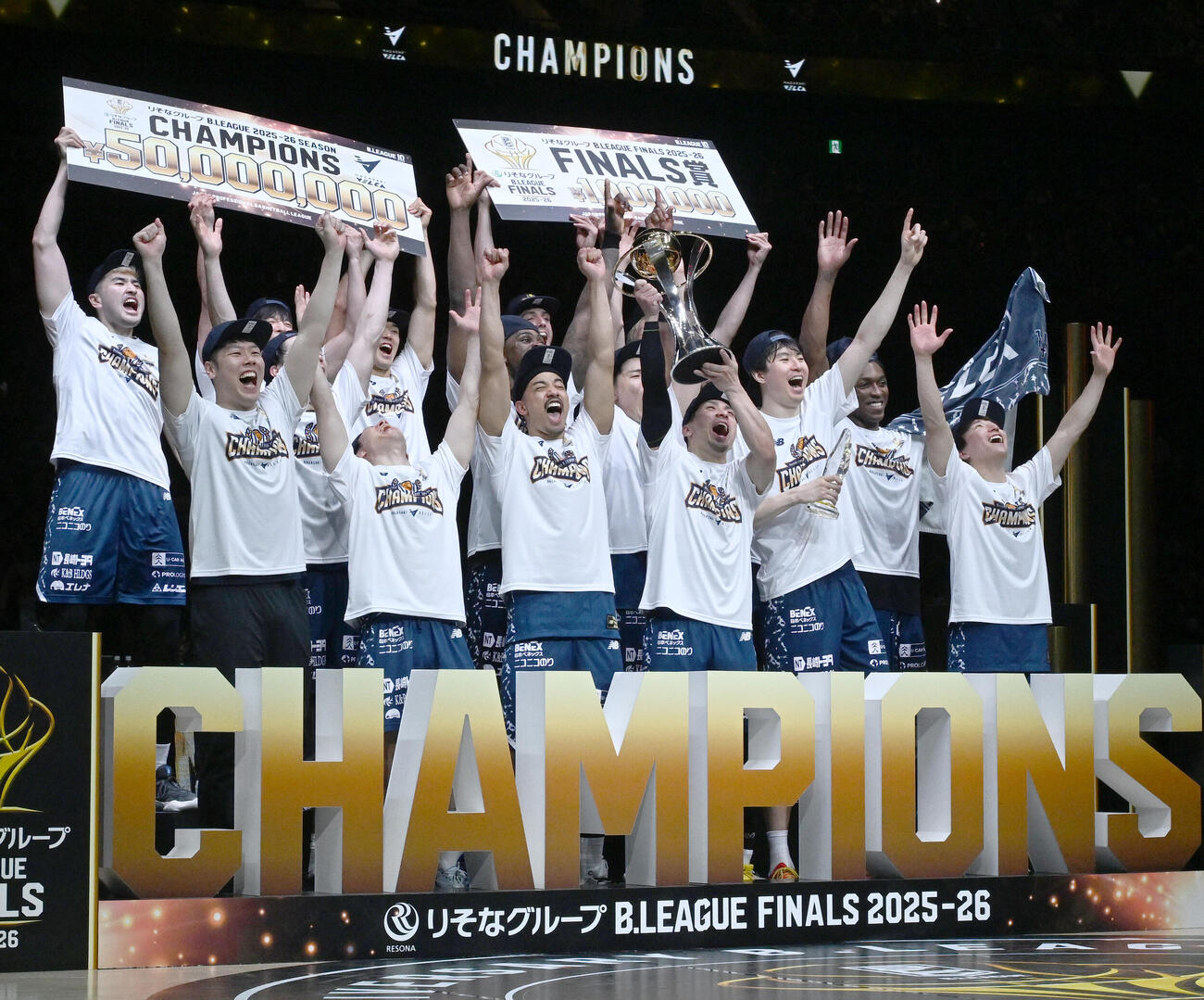 バスケBリーグ決勝第3戦　　長崎対琉球　琉球を下し優勝を決め喜ぶ長崎の選手たち（撮影・千葉一成）＝2026年5月26日